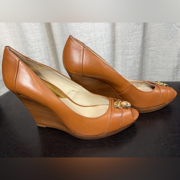 Michael Kors Tan Leather Peep-Toe Wedge Heels Gold MK Logo Size 10M - Picture 4 of 6